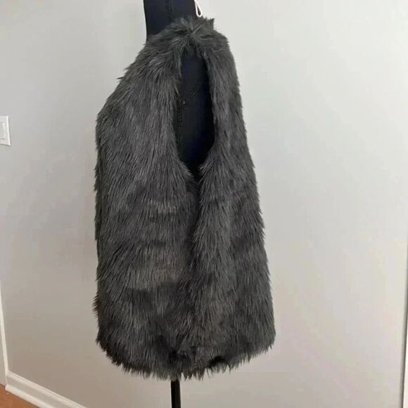 Charming Charlie’s Sliver/Grey faux fur vest - Picture 2 of 6